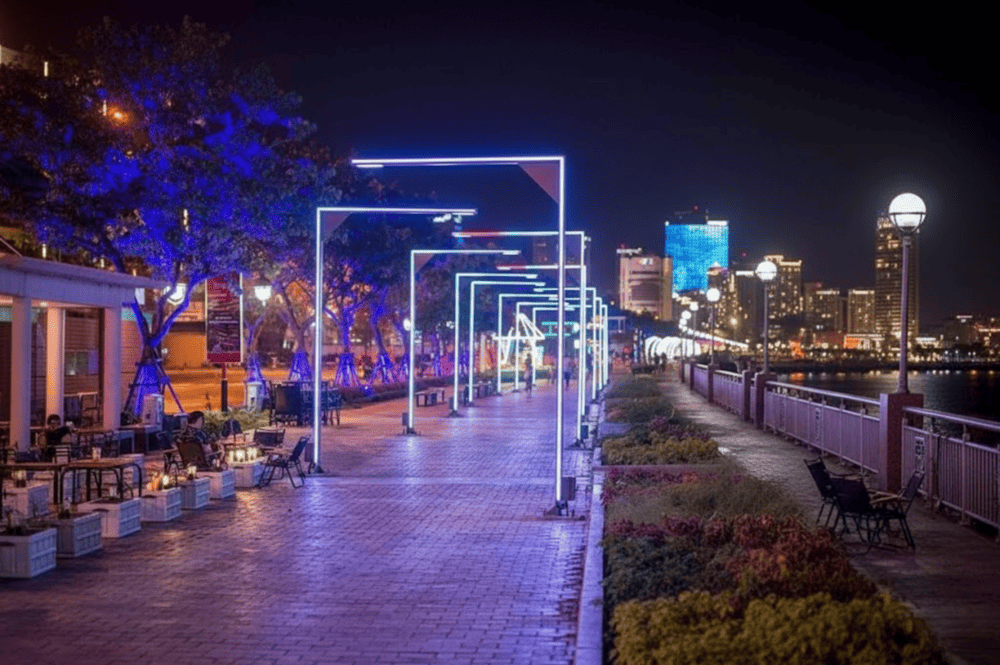 Du khách có thể đi bộ dọc sông Hàn để thong dong ngắm cảnh thành phố về đêm (Nguồn: Internet)